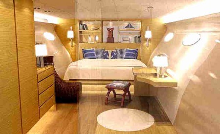 Ložnice na přídi.